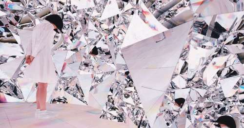 Cet artiste vous propose un voyage psychédélique dans les entrailles d’un diamant