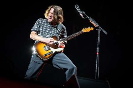 John Frusciante taquine du nouveau matériel solo et présente deux pistes en avant-première