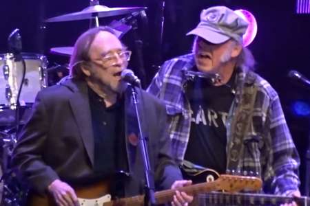 Regardez Neil Young et Stephen Stills rendre hommage à David Crosby au concert-bénéfice de LA
