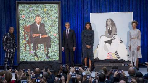 Les portraits des Obama attirent les selfies et une affluence record