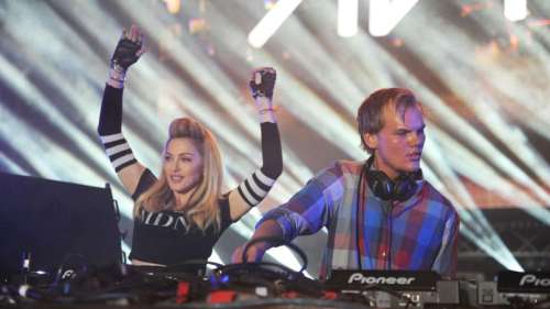 Madonna, David Guetta, Calvin Harris... Les stars sous le choc après la mort du DJ Avicii