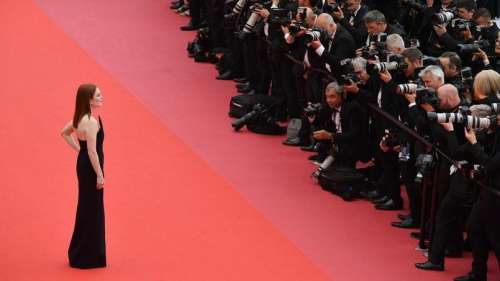 La photo du jour 3 à Cannes : Julianne Moore, femme de pouvoir face aux photographes