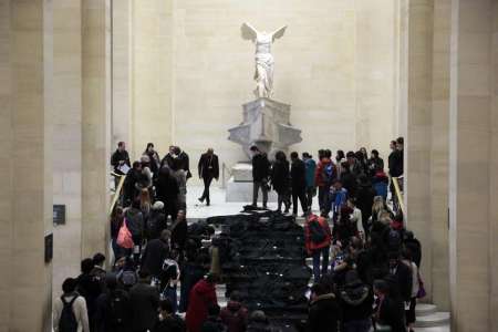 Manifestation devant Le Radeau de la Méduse contre le mécénat de Total au Louvre