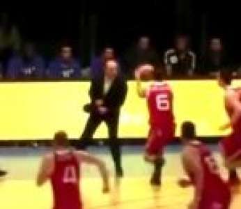 L'entraîneur Hervé Coudray met un violent coup d'épaule pendant un match de basket
