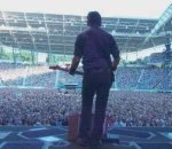Bruce Springsteen improvise une reprise de « You Never Can Tell » pendant un concert (Allemagne)