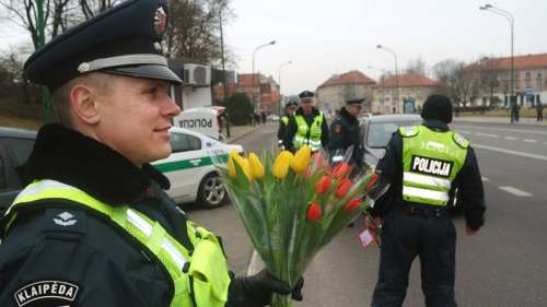 Journée de la femme, les policiers lituaniens narrêtent que les conductrices