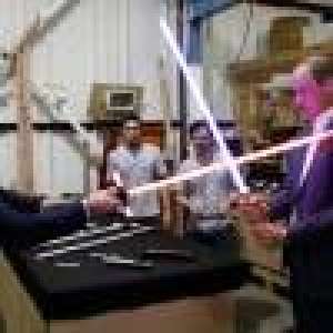 William et Harry : Duel sans merci au sabre laser devant Daisy Ridley