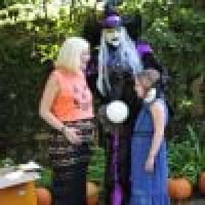 Tori Spelling, enceinte, prépare Halloween en famille et réfléchit au 5e prénom...