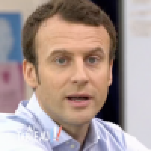 Emmanuel Macron réagit à une question sur la paternité: 