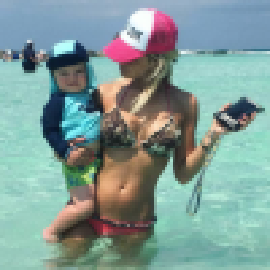 Stéphanie Clerbois : Jeune maman ravissante en bikini au Mexique, Lyam gâté