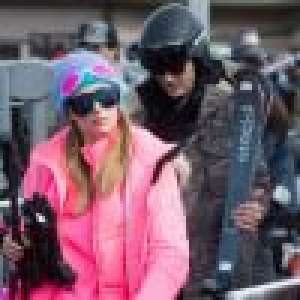 Paris Hilton, in love et tout de rose vêtue au ski : 