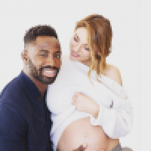 Ariane Brodier, enceinte de 8 mois, expose son ventre dans les bras de son homme