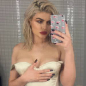 Kylie Jenner : La bombe fête son nouveau sacre en petite tenue