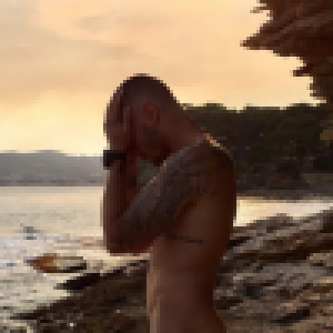 Baptiste Giabiconi totalement nu à la plage : Ses fans conquis...