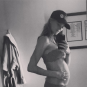 Behati Prinsloo enceinte : La femme d'Adam Levine dévoile son petit ventre rond