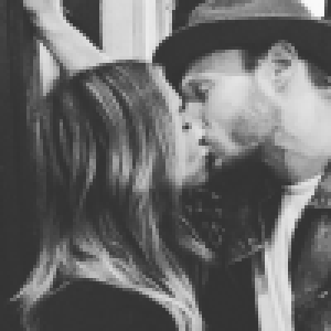 Hilary Duff en couple avec son coach sportif : Le baiser qui officialise