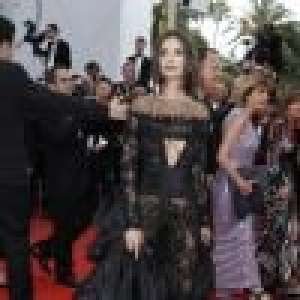 Emily Ratajkowski à Cannes : Son side-boob torride fait tourner toutes les têtes