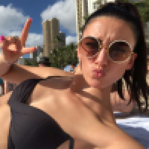 Delphine Wespiser amoureuse à Hawaï : Elle s'exhibe divine en bikini