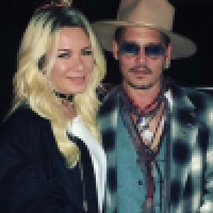 Johnny Depp pose avec des bombes et continue d'ignorer Amber Heard