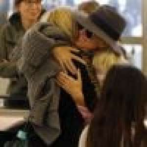 Laeticia Hallyday retrouve sa maman à Los Angeles, grande émotion à l'aéroport