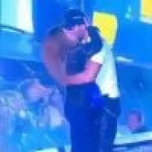 Enrique Iglesias : Le chéri d'Anna Kournikova embrasse une fan sur scène !