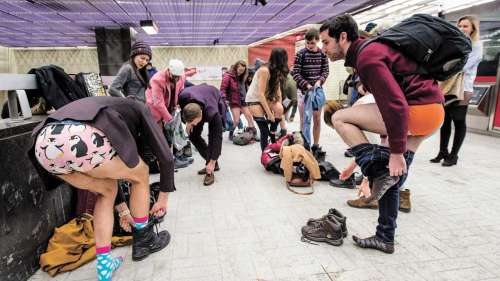 Une trentaine de personnes sans pantalon dans le métro de Montréal