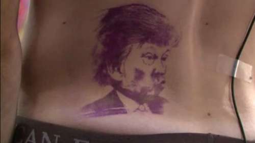 Il perd ses élections et se fait tatouer le visage de Trump