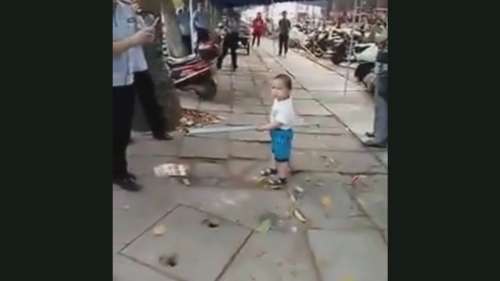Un enfant enragé défend sa grand-mère avec un tuyau d'acier