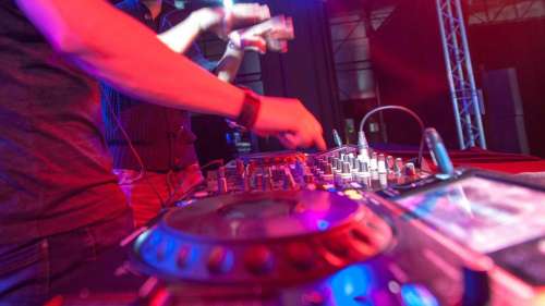 Un DJ puni pour avoir joué «F**K tha police»