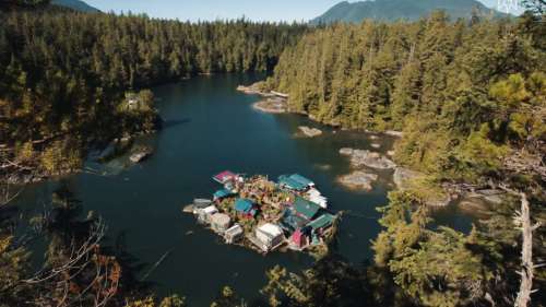 Un couple d'artistes canadiens construit sa propre île écoresponsable