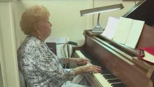 Une centenaire est toujours au piano après 69 ans