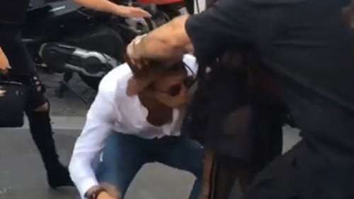 Un homme tente de coller ses lèvres sur le derrière de Kim Kardashian
