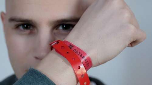 Critique : Les bracelets rouges – la série qui a ému les français