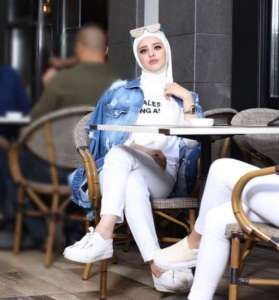 Fall hijab in oversized outwears