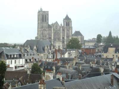 Insolite		            La cathédrale de Bourges défigurée sur l'affiche du village de Noël