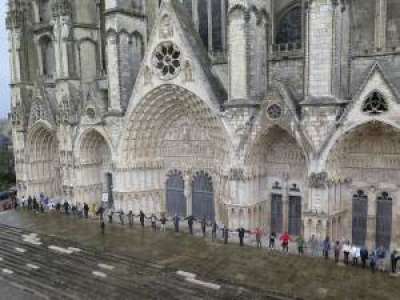 Patrimoine		            Câlin géant à la cathédrale de Bourges