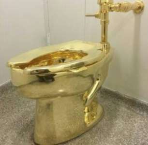 Des toilettes publiques en or au musée Guggenheim de New York