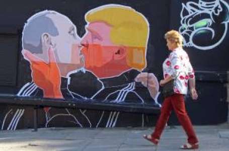 Sur un mur de Vilnius, Trump embrasse Poutine sur la bouche