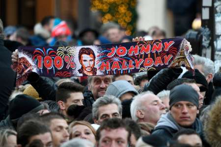 EN DIRECT - Hommage à Johnny Hallyday : les Champs-Élysées se remplissent