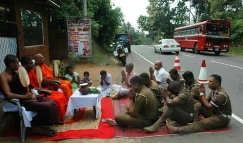 Au Sri Lanka, des moines bouddhistes bénissent une autoroute