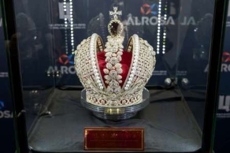 Une réplique de la couronne impériale russe scintille en Israël