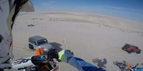 En plein désert, une moto atterrit sur une jeep !