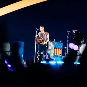 Coldplay et Natalie Imbruglia en duo sur Summer Nights à la mémoire d’Olivia Newton-John