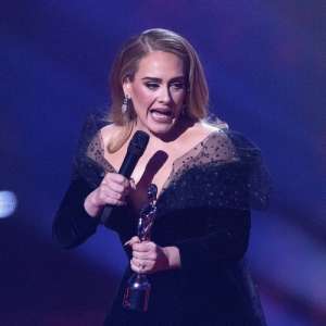 Adele plaisante sur le fait de devenir un “mème constant” après la vidéo virale du Super Bowl – News 24