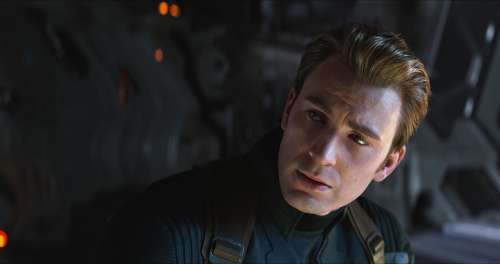 Chris Evans offre le bouclier de Captain America à un petit garçon qui a sauvé sa sœur