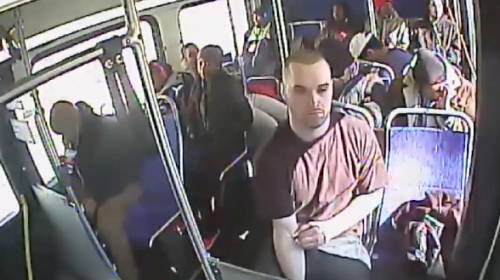 Il se pique et fait une overdose d’héroïne dans le bus (vidéo)