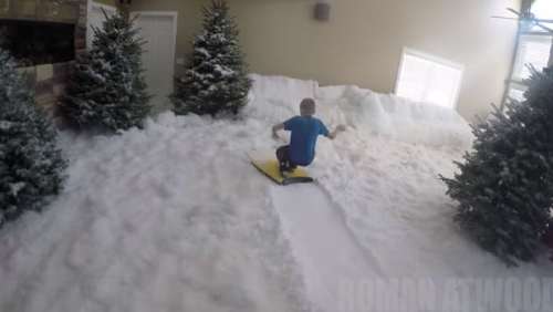 Il remplit son salon de neige pour faire une surprise à ses enfants