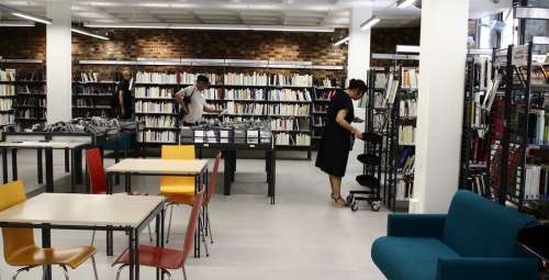 Censure, gratuité, formation : les bibliothèques désormais protégées par la loi