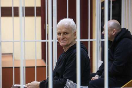 Biélorussie : 10 ans de prison pour l'écrivain et Prix Nobel Ales Bialiatski