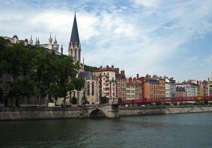 Lyon : l'écrivain Charles Juliet reçoit la médaille de la Ville